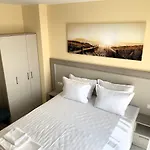 Ξενοδοχείο με διαμερίσματα Sea View Free Parking 4*